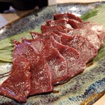 食楽処 気まぐれ - 上方牛レバー炙り 1,000円、ゴマ油しゃぶしゃぶ 200円(税込)。