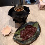 食楽処 気まぐれ - 上方牛レバー炙り 1,000円、ゴマ油しゃぶしゃぶ 200円(税込)。