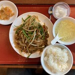 Manshuuen - ランチメニュー：青椒肉絲定食980円、ライス・スープ・おしんこ・杏仁豆腐付き