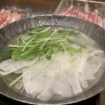 海鮮肉炉端 大夢 - 出汁の中に大根と水菜を先に入れて