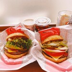 A&W プラスカフェ プラザハウス店 - ABCバーガーとモッツァバーガー