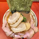 横浜家系ラーメン 裏大輝家 - 裏チャーシュー麺(並)(麺柔らかめ、味の濃さ普通、油の量普通)