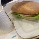 DOUTOR COFFEE SHOP - 左から、ホット豆乳ラテとミラノサンドA(チーズなし)。