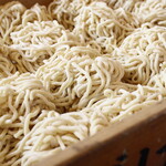 じげもんちゃんぽん - 【モチモチ自家製麺】シャキシャキ野菜との食感の対比が絶妙な、モッチモチでコシのある自家製麺。野菜と一緒に口に入れた時の食べ易さをとことん追求し、短め”22cm ”で製麺