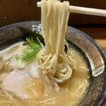 麺屋 武一 - は細麺でカタメで九州ラーメンを少し彷彿させます。