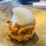 プレゼンテ スギ - ⑳ シェフが釣った海遊鱸（スズキ）のトリパネーゼ（バジル+トマト+伊産アーモンド）ソースのパスタ（キッタラ：弦に押し付けてカットする麺）、ミントのエスプーマのせ