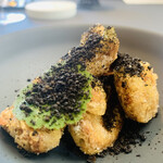プレゼンテ スギ - ⑧ シェフが採ったヤマドリ茸の冷凍フリット、ユキノシタの葉、土に見立てた鮑の肝パウダーかけ