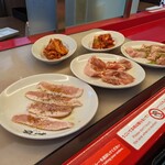 Yakiniku No Watami - まずは第1便!!　トントロ(塩)・にんにく味噌鶏モモ・バジル鶏モモ・キムチ✕２皿…