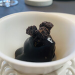 プレゼンテ スギ - ⑦ スギ版ブラックサンダー：フォアグラ、山栗、アマゾンカカオのソース、ブラックココアのクッキーのせ