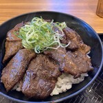 カルビ丼とスン豆腐専門店 韓丼 - ハラミ丼　900円。