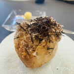 プレゼンテ スギ - ⑥ 自家製焼立てフォカッチャ、神奈川（小田原？）産2種のトリュフ+パルメザンチーズのせ、発酵バター