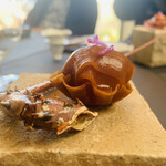 プレゼンテ スギ - ③ 伊勢海老のタルト（1kg個体の剥き身と自家製塩麹のタルタル2日寝かせ、殻パウダーとホワイトチョコの生チョコ、海老味噌の煮込みゼリー）、朝摘みカキオドシ（野草ハーブ）の花のせ