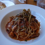 TRATTORIA La Wasabi - 和牛すじ肉とインゲン豆のポモドーロ（ランチセット\950） 味わいはミートソースです。