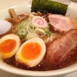 頑者 - 今日も魚粉プリタツ！　　ラーメン大盛り＋玉子！　　 トッピング無料券をいただいたのでアブリチャーシュー追加！　　てことは、ほぼ特製ラーメン大盛りだょ　おっ母さん！  