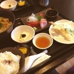 食工房 やまと茶屋 - 日替わり定食は、マグロの刺身盛り合わせ、天ぷら、うどんにご飯！とゆうボリュームで1000円(*_*)