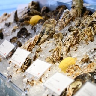 厳選し仕入れる旬の生牡蠣をお届け！肉魚の一品料理もご用意。