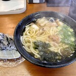 だし道楽 - 料理写真:細かすうどんとむすび（ひじき）