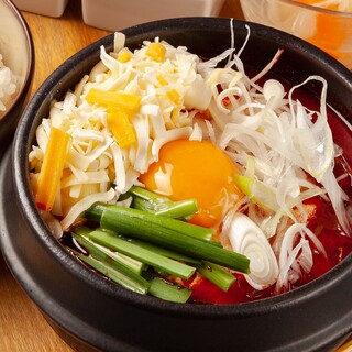 Two types of sundubu, red and white◎Enjoy the flavorful cuisine of Japanese-Korean fusion