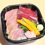 いざなみ - まぐろ丼（￥1350）。シャリはたっぷり、2本並んだ「山ごぼうの味噌漬け」も乙な味