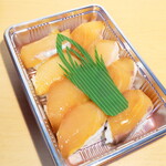 Izanami - べっこう寿司（￥1400）。おそらく2種類の白身魚の漬けと思われる。手前が鯛、奥がサワラかな？