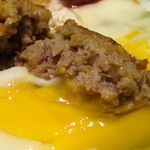 鉄板料理 堂島 - 2013.12ハンバーグを目玉焼きにからめて