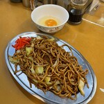 福ちゃん - マストのソース焼きそば。トッピングの生卵(50円)はこんな風に出てきます。