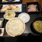 謳歌屋仁作 - 本日のお魚定食。