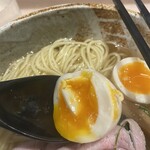 麺笑 巧真 - 味玉…割ってみました。　中…トロットロ♡