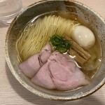 麺笑 巧真 - キャーーーッ！『特製塩ラーメン』が…来たーー！
                                
                                1,000円　レアチャーシュー、味玉、ワンタン、メンマ
                                
                                ボリュームがあります♡