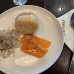 PASTAVOLA - Aセットの前菜とパン