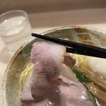 麺笑 巧真 - レアチャーシューは持ちきれずキレちゃいそうな
      
      柔らかさ♡