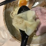 麺笑 巧真 - 1,000円でワンタンまで入ってるってのが
      
      嬉しいじゃ…あーりませんか！
      
      ワンタンもうんまままっー♪