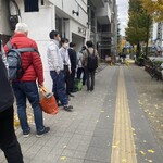 TAKUMA - 八王子の人気ラーメン店
                        
                        『麺笑　巧真』さんへボスとお寄りしました！
                        
                        お昼1時ちょい過ぎ…10人くらい並んでます。