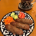 タバスム - 羊肉のルラケバブ、紅茶