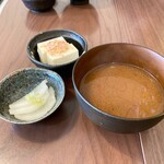 Agemonoya Sendai - からあげ定食に付く味噌汁、豆腐、お新香