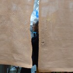 小松 弥助 - 暖簾越しに大将をパチリ！