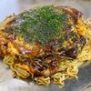 お好み焼 一休 - 肉玉そば(税込800円)
・蒸し中太麺(升萬食品)
・ミツワソース(穏やかな甘みと旨み)
・焼き方:ペッタンコに押さえる。
・焼き上がりの形:整った円形
・鉄板またはお皿で食べるのがスタンダード