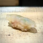 鮨 西崎 - ■かわはぎ
      いつもの限られた漁法のカワハギちゃん。
      季節的にも、これ以上には出会えないであろう美味しさです。
      大将のシャリとの相性も最高♪
      願わくば、もう一貫(^^)