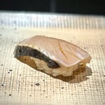 鮨 西崎 - ■トロ鰆
      三重の鰆。答志島でしょうか。
      この、皮目を炙って引き出された脂が、爽やかと言えるほどにスッと入ってくる旨さ。
      マイベスト鰆かも♡