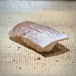 鮨 西崎 - ■春子鯛の昆布〆
      ほんのり昆布を乗せて、塩と酢橘で。
      なんて爽やか〜♪