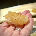 鮨 西崎 - ■帆立
      藁で燻して、鼻腔が喜ぶ美味しさ。