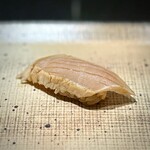 鮨 西崎 - ■メカジキの漬け
      お鮨であまりいただく機会のない、淡白な魚種ですが、漬けの塩梅の具合がいいのか、煮切りとの相性がいいのか、これまた旨し！