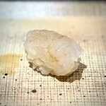 鮨 西崎 - ■白海老
      昆布で旨味を控えめにサポートして、風味と甘さがこの上なく豊かな白海老。