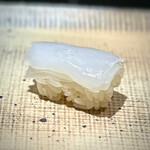 鮨 西崎 - ■泥障烏賊
      いつもは白烏賊での仕立てを泥障烏賊で。
      包丁のお仕事で立てる甘さも素晴らしいですが、この極薄を咀嚼することで広がる甘さも鮮烈！