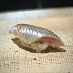 Sushi Nishizaki - ■鰯
                        マイベストと言うなら、この鰯か！
                        脂乗りのいい鰯は時にドロっとした口当たりになることがありますが、これは、嫌味のない脂と旨味、適度な弾力で本当に絶品！