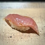 鮨 西崎 - ■メジマグロ
      最近、こういうふくよかなメジがとても好きになってきました♪
      ねっとり食感と妖艶な舌触り、爽やかさと脂乗りの共存。
      たまらぬ…