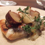 レストランよねむら - 粟麩のピザ、渋皮煮添え