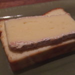 レストランよねむら - チーズをのせたチーズケーキ