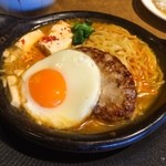 びっくりドンキー - スンドゥブチゲバーグ。ラーメンが入っている。