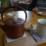 ツキカフェ - 日本茶のフレーバーティは鉄瓶の急須とサブレ付～